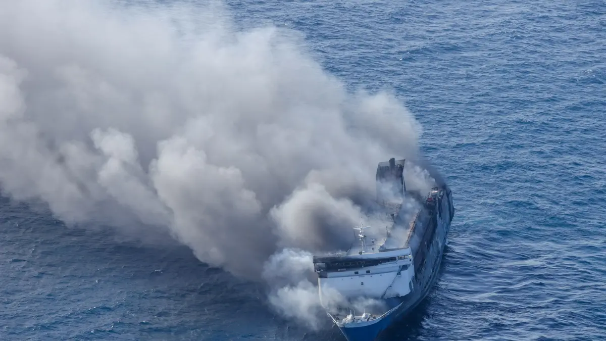 MENGEPUL: KMP Mutiara Sentosa 2 masih terbakar di perarian Madura, kemarin (2/8). FOTO: ALFIAN RIZAL/JAWA POS