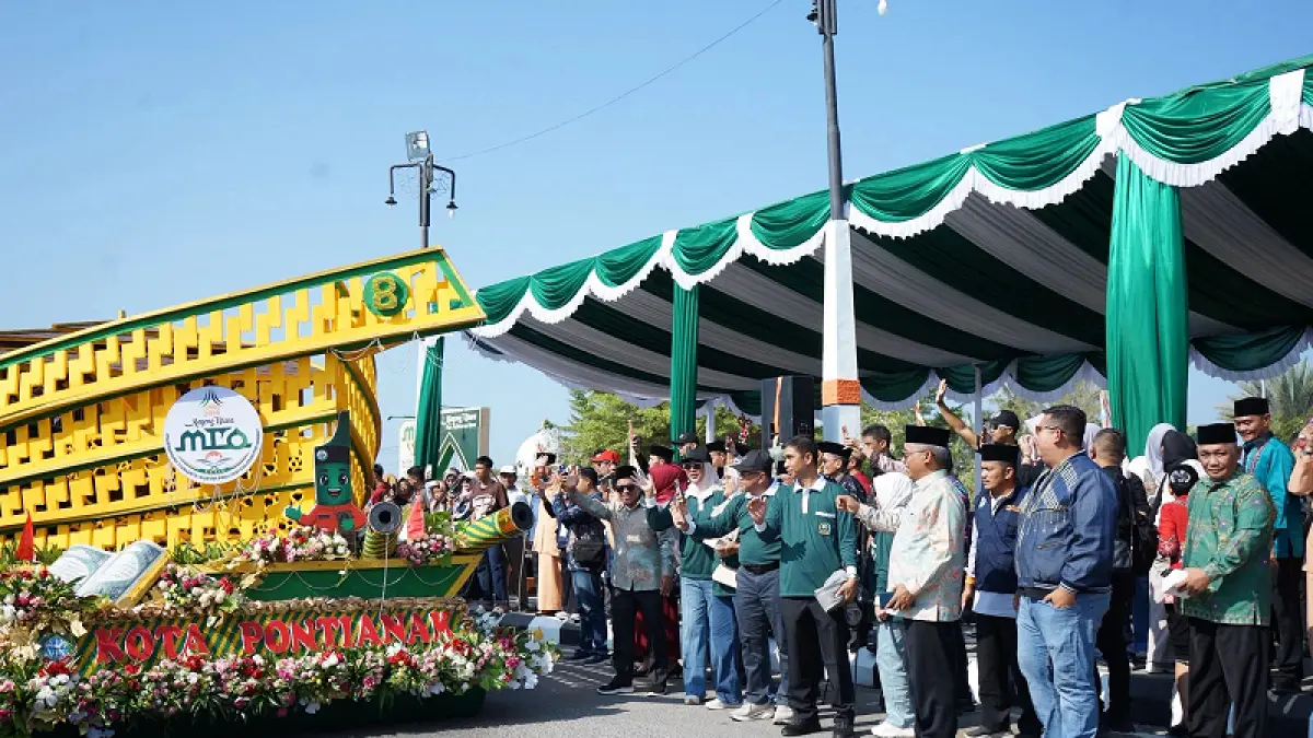 Mobil hias berbentuk tanjak tampil pada Pawai Pembukaan Musabaqah Tilawatil Qur’an (MTQ) ke-34 Tingkat Provinsi Kalimantan Barat di Bundaran Tugu Durian Kayong Utara, Minggu (2/8/2026). (Pemkot Pontianak) 