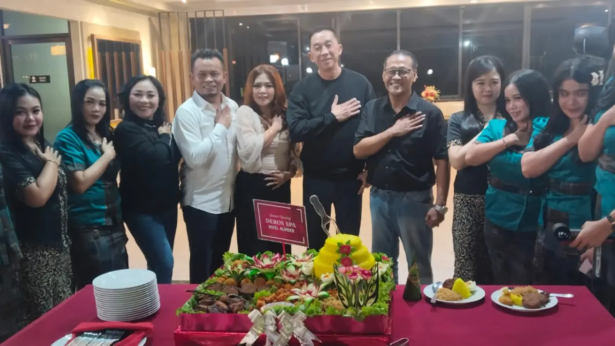 Operational Manager Hotel Alimoer, Sifradansyah, Owner Deros Spa, Clara Erica Purba lakukan pemotongan tumpeng pada grand opening Deros Spa di Hotel Alimoer Kubu Raya, Sabtu (1/8) malam.&nbsp;(WANDI-PONTIANAK POST)