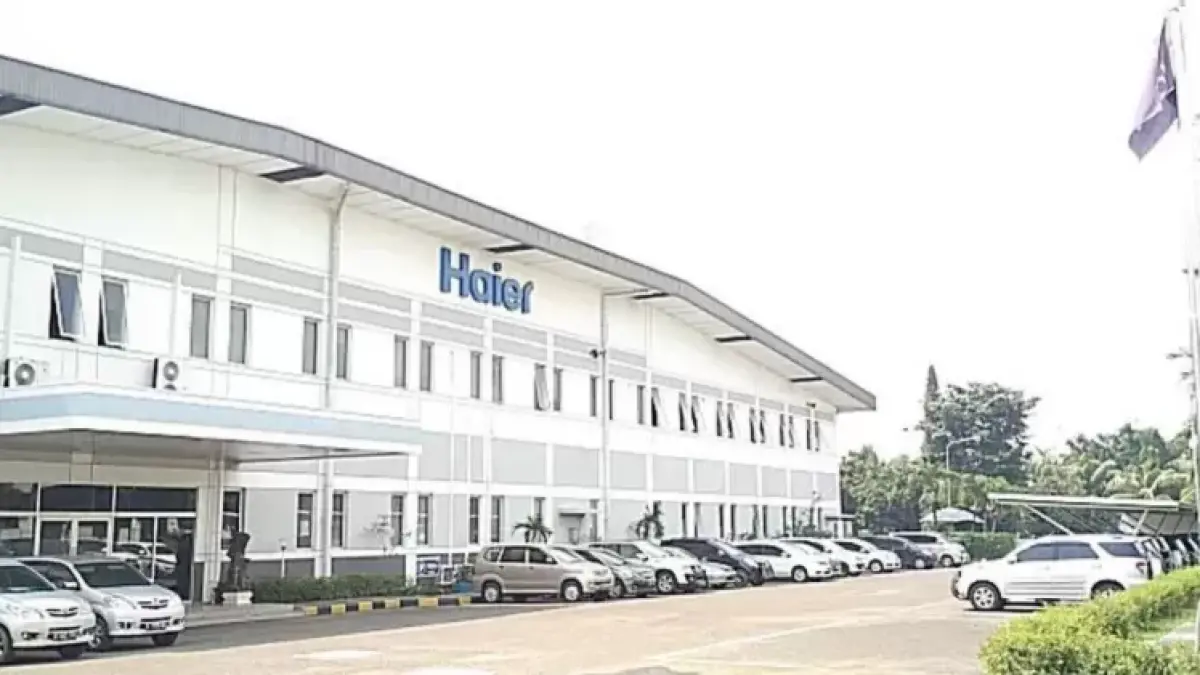 Pabrik Haier di Cikarang, Bekasi, Jawa Barat.