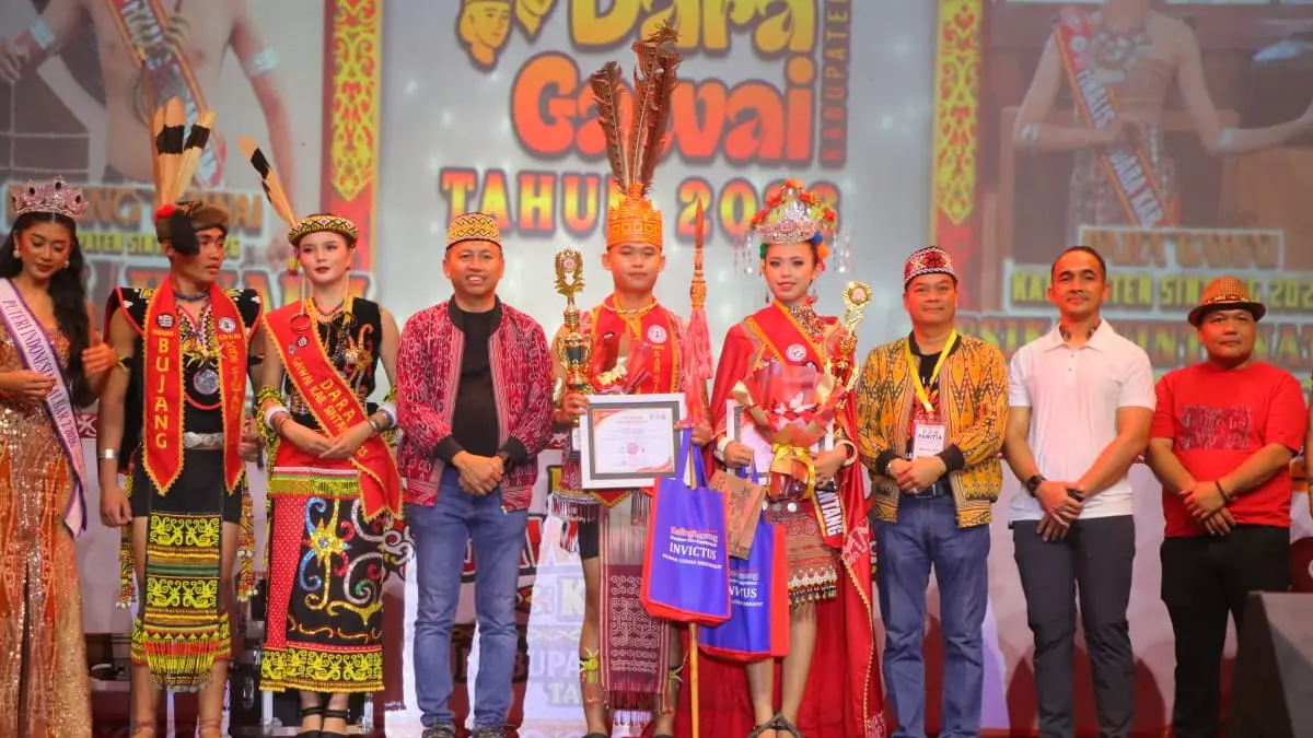 Peserta Festival Bujang dan Dara Gawai tampil memukau di hadapan ribuan pengunjung pada Pekan Gawai Dayak Kabupaten Sintang 2026. Ajang tersebut menjadi salah satu puncak kemeriahan perayaan budaya Dayak yang berlangsung hingga 2 Agustus.