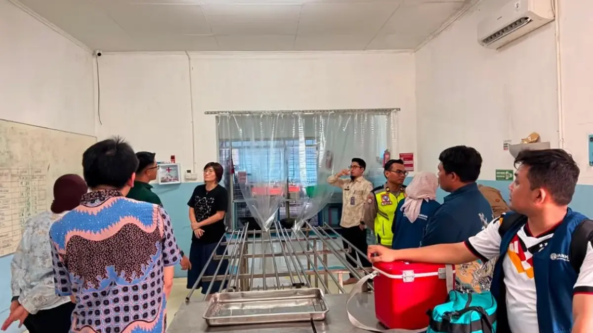 Petugas melakukan investigasi di dapur SPPG Karangturi Semarang untuk memastikan penyebab gangguan kesehatan yang dialami ratusan siswa dan guru SMKN 6 Semarang usai mengonsumsi menu Makan Bergizi Gratis (MBG). (Foto: RADAR SEMARANG)