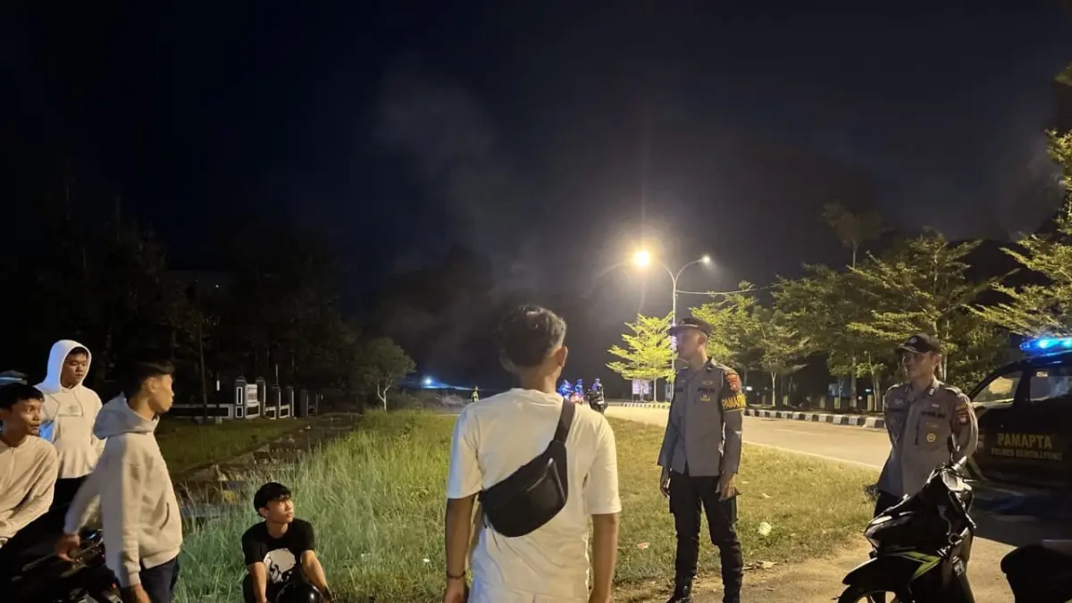 Petugas Polres Bengkayang membubarkan aksi balap liar yang dilakukan sejumlah remaja di kawasan Alun-alun SDR, Sabtu (1/8) malam. Pembubaran dilakukan setelah polisi menerima laporan masyarakat melalui layanan Call Center 110.