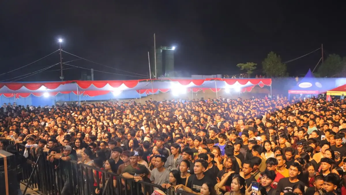 Ribuan warga memadati arena Pekan Gawai Dayak Kabupaten Sintang 2026 untuk menyaksikan Festival Bujang dan Dara Gawai, Sabtu (1/8). Antusiasme masyarakat menambah semarak perayaan budaya Dayak yang berlangsung hingga 2 Agustus.