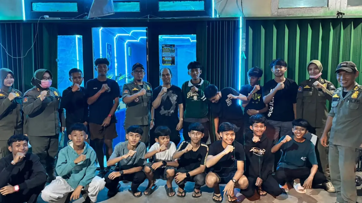 Satuan Polisi Pamong Praja (Satpol PP) Kota Pontianak bersama personel Kecamatan Pontianak Timur dan Babinsa menyosialisasikan Pembatasan Jam Malam Anak. (Pemkot Pontianak) 