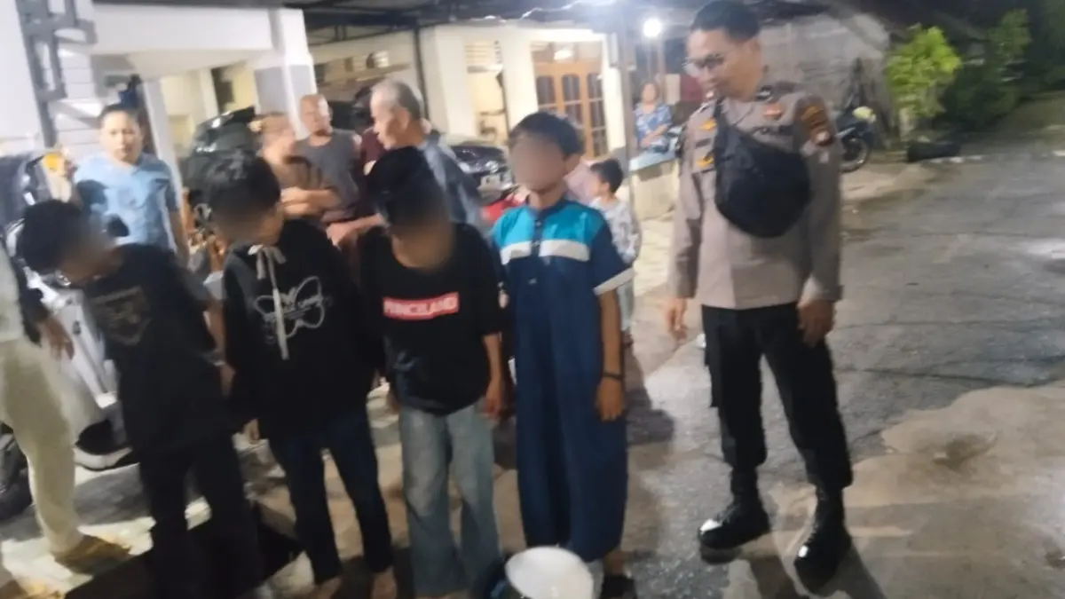 Tim Patroli Enggang Polsek Pontianak Kota mengamankan sejumlah bocah tanggung yang diduga melakukan pencurian helm di kawasan Jalan Putri Dara Hitam, Pontianak. Kasus tersebut masih dalam penanganan polisi.