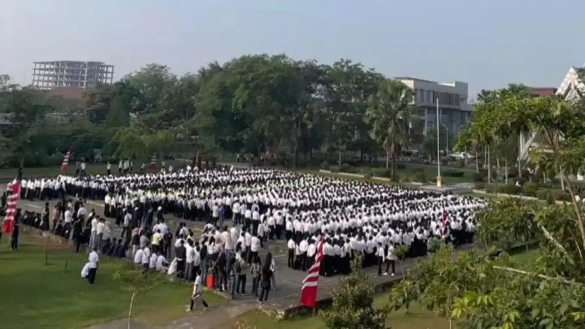 Ribuan mahasiswa baru mengikuti upacara pembukaan Pengenalan Kehidupan Kampus bagi Mahasiswa Baru (PKKMB) Tahun Akademik 2026/2027 di Lapangan Rektorat Universitas Tanjungpura (Untan), Pontianak, Senin (3/8). Tahun ini, Untan menerima 7.385 mahasiswa baru yang akan dibekali pemahaman mengenai budaya akademik, kehidupan kampus, serta nilai-nilai karakter sebagai bekal menempuh pendidikan tinggi. HUMAS UNTAN