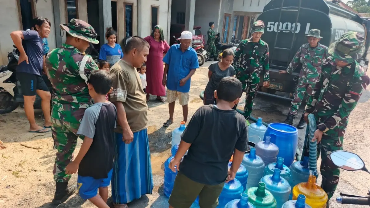 Personel Kodam XII/Tanjungpura mendistribusikan bantuan air bersih kepada warga terdampak kekeringan di Kalimantan Barat, Senin (3/8). Ratusan personel dan puluhan armada tangki air dikerahkan untuk membantu masyarakat memenuhi kebutuhan air bersih selama musim kemarau. (ISTIMEWA)