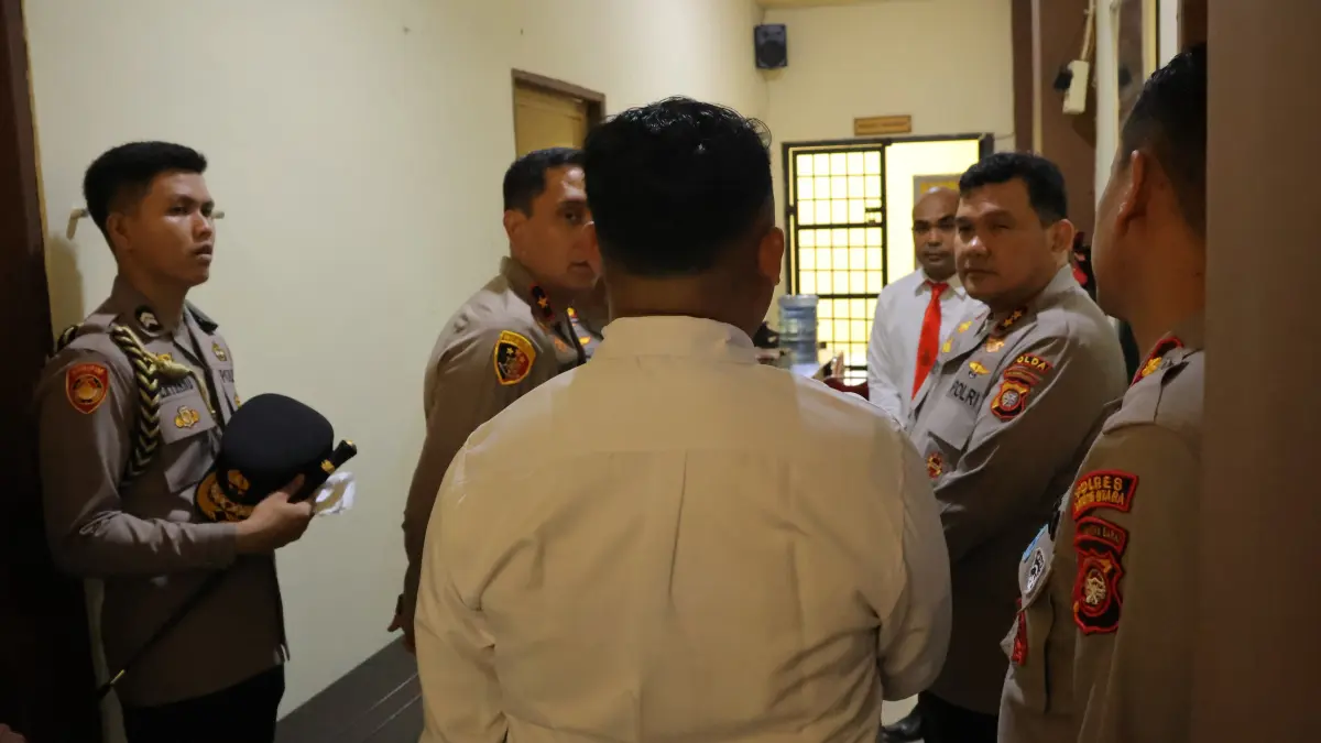 Kapolda Kalimantan Barat Irjen Pol. Alberd Teddy Benhard Sianipar memberikan arahan kepada personel Polres Kayong Utara saat kunjungan kerja di Mapolres Kayong Utara, Minggu (2/8). Dalam arahannya, Kapolda mengapresiasi dedikasi personel serta menekankan pentingnya pelayanan yang profesional dan kesiapan pengamanan MTQ XXXIV Tingkat Provinsi Kalimantan Barat. HUMAS POLRES KAYONG UTARA