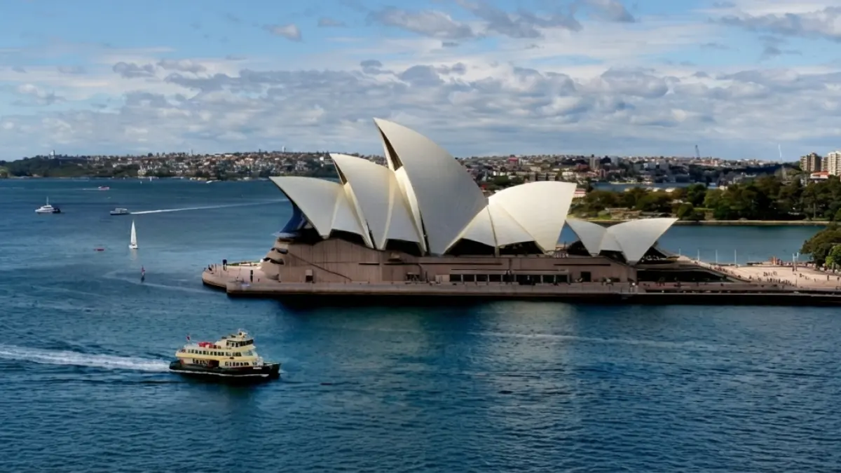 Ikon Australia: Gedung Sydney Opera House menjadi salah satu landmark paling terkenal di dunia dan simbol Australia. Negara ini menjadi tujuan favorit mahasiswa internasional berkat kualitas pendidikan, peluang beasiswa, serta kesempatan membangun karier global setelah lulus.
