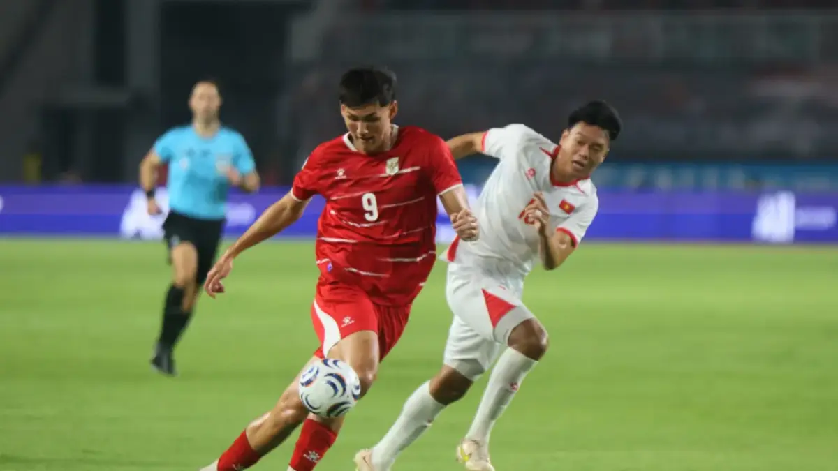 KALAH TELAK: Pemain timnas Indonesia Mitchell Baker dikawal pemain Vietnam pada pertandingan Grup A ASEAN Championship atau Piala AFF 2026 di Stadion Gelora Pakansari, Kabupaten Bogor, Senin (3/8). Indonesia kalah telak 3-0 pada lag aini. //// DERY RIDWANSAH/JAWA POS