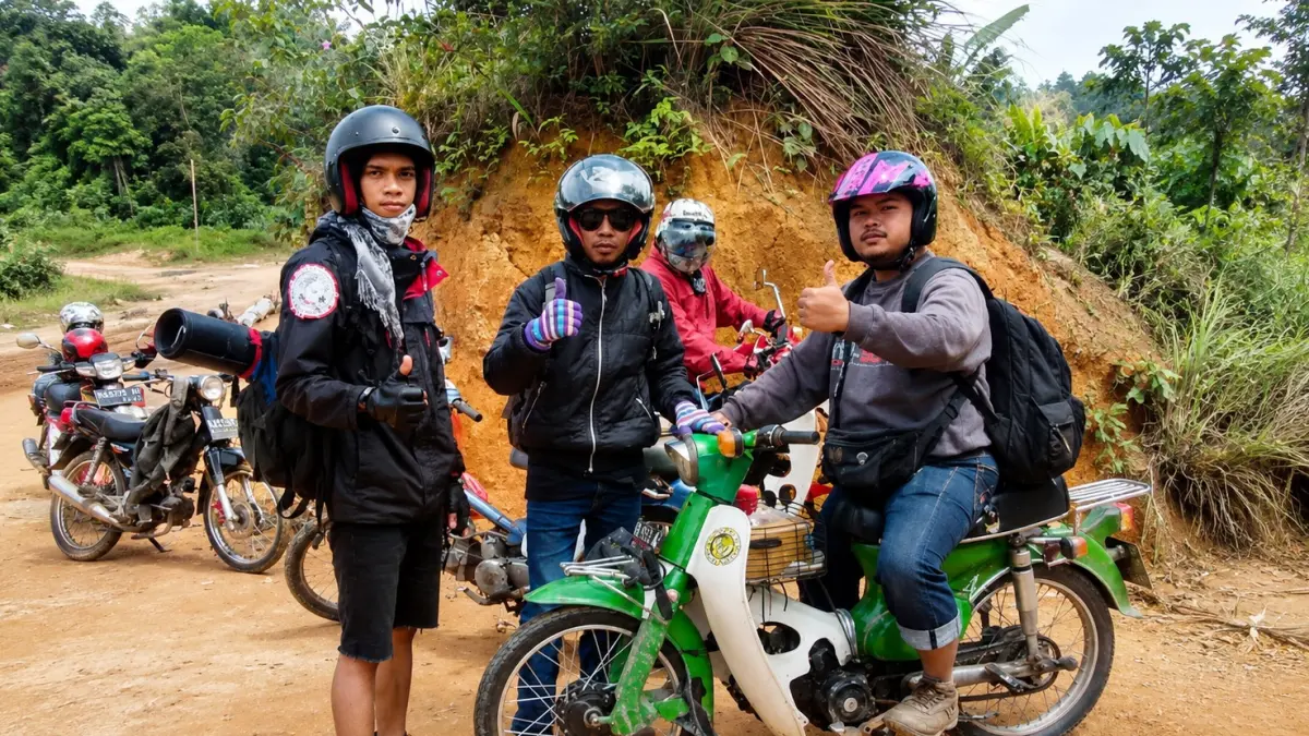Anggota Khatulistiwa Motor Bebek Club (KHAMBEC) berfoto bersama deretan Honda C50, C70, dan C90 di Pontianak. Selama 31 tahun, komunitas ini konsisten menjaga persaudaraan, melestarikan motor klasik, dan rutin menggelar touring ke berbagai daerah di Kalimantan maupun luar pulau. (HARYADI/PONTIANAK POST)