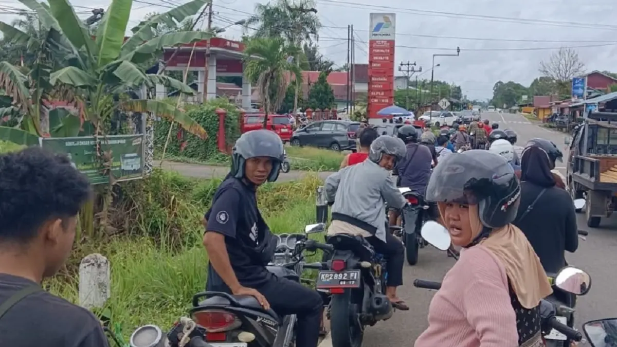 Antrean panjang BBM Subsidi masih terjadi di beberapa SPBU di Kota Putussibau.( TAUFIK / PONTIANAK POST) 

