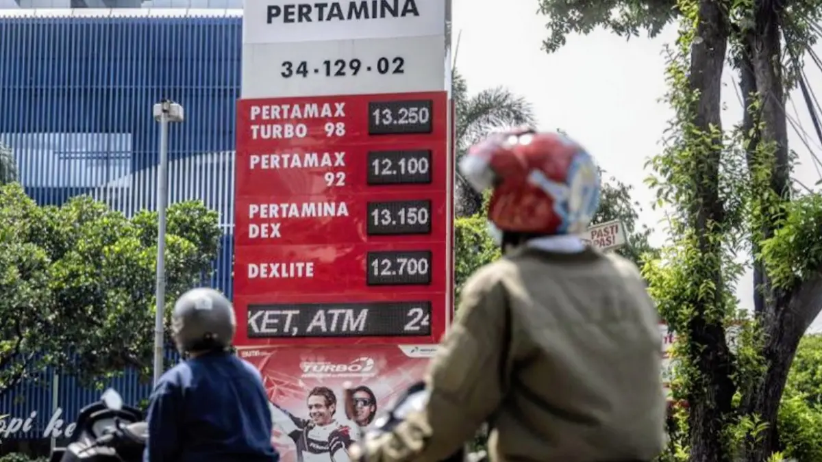 Arsip - Pengendara sepeda motor melintas di dekat papan informasi harga BBM di salah satu SPBU kawasan Kuningan Timur, Jakarta, Selasa (1/10/2024). (ANTARA FOTO/Aprillio Akbar/rwa/am).