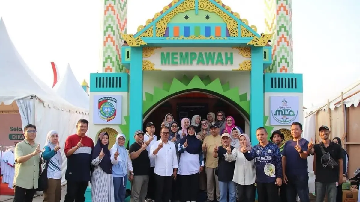 Bupati Erlina dan Wabup Juli Suryadi saat mengunjungi stand pameran Pemkab Mempawah.