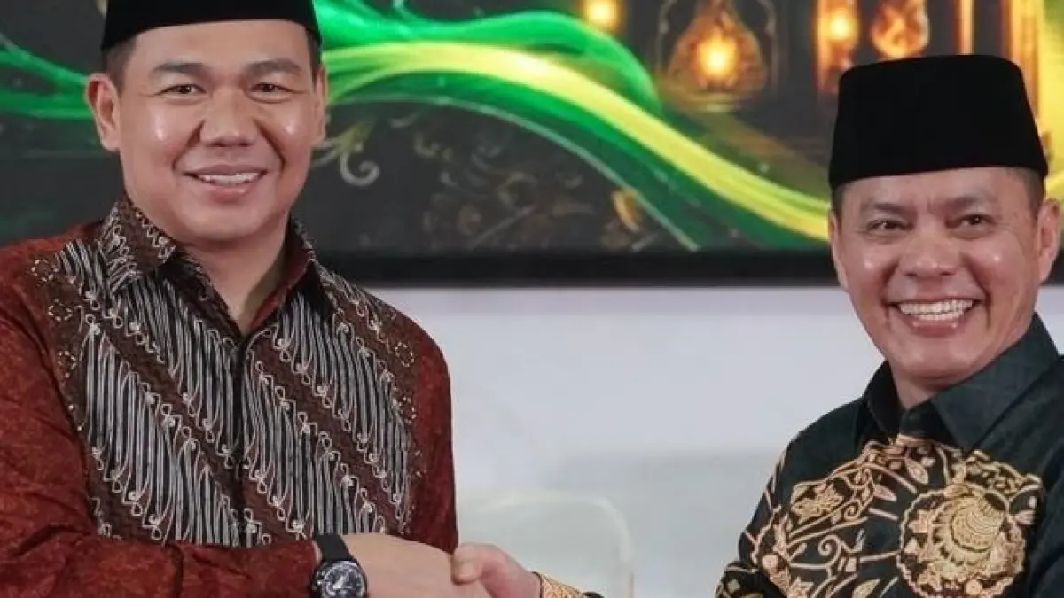Bupati Kapuas Hulu Fransiskus Diaan saat menerima cenderamata pada acara taaruf MTQ di Kayong Utara.(ISTIMEWA) 


