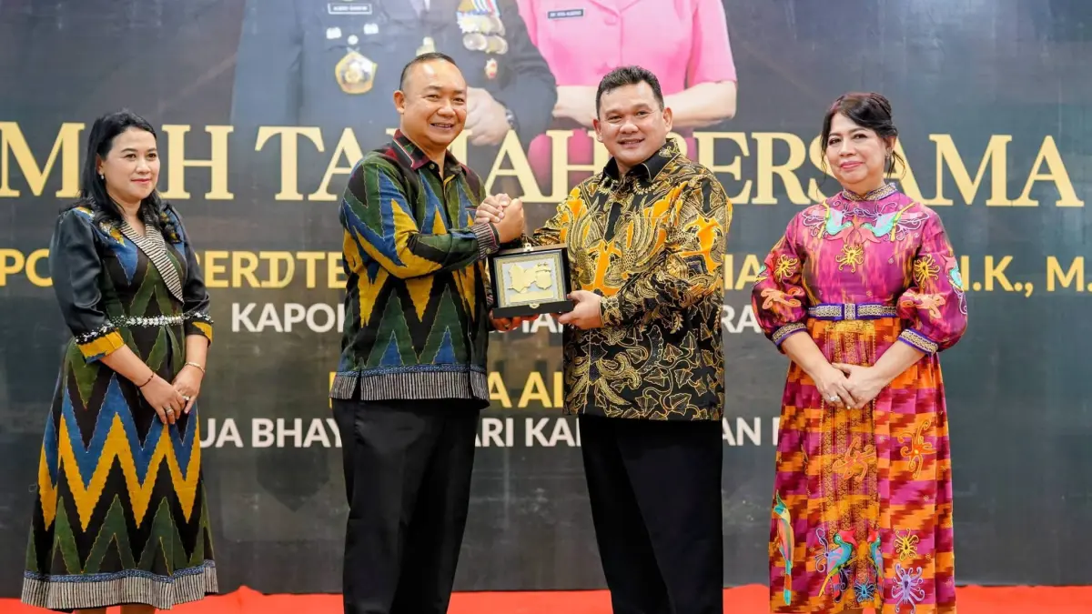 Bupati Ketapang, Alexander Wilyo, memberikan cinderamata kepada Kapolda Kalbar, Irjen. Pol. Alberd Teddy Benhard Sianipar, Sabtu (1/8) malam. (ISTIMEWA)