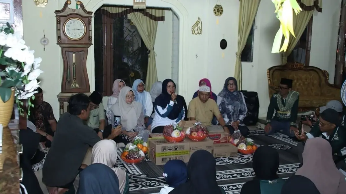 Bupati Mempawah, Erlina dan wakilnya, Juli Suryadi saat memotivasi para kafilah MTQ.