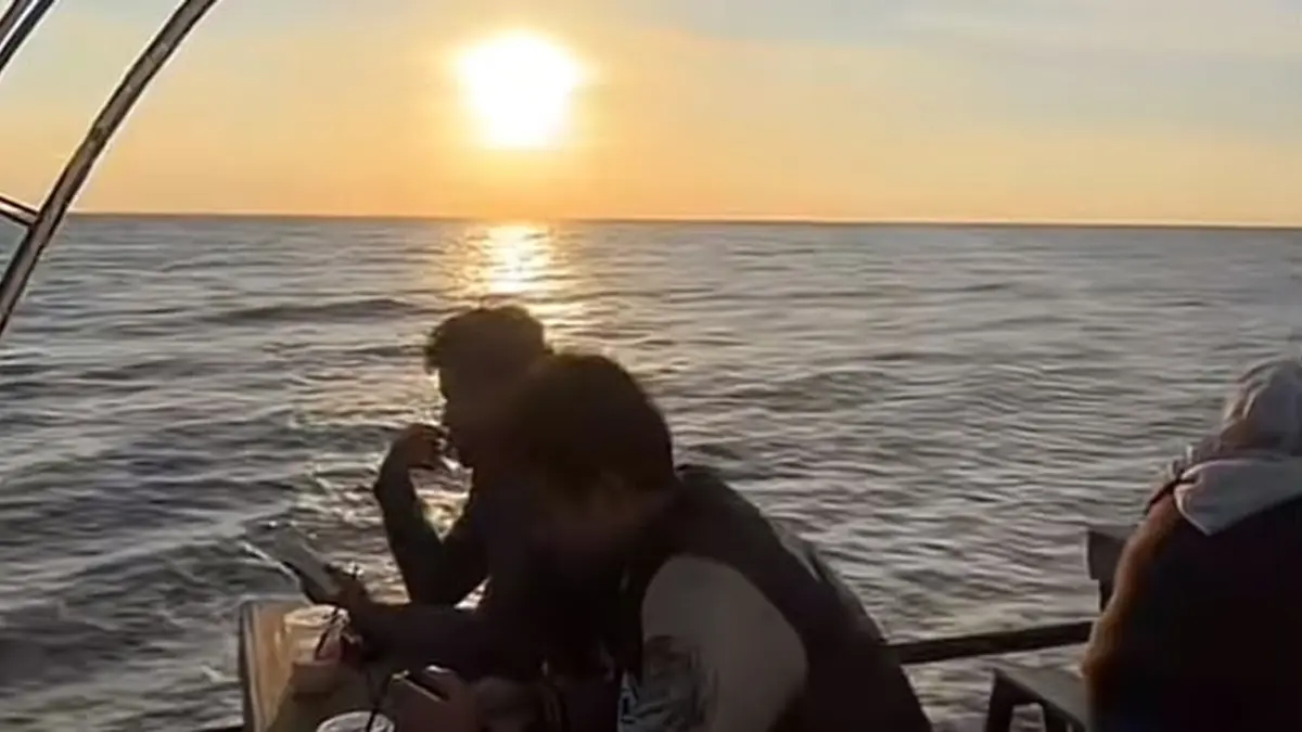 EQUATOR PARK: Potongan video dari akun  yang memperlihatkan pesona sunset dengan pemandangan laut lepas