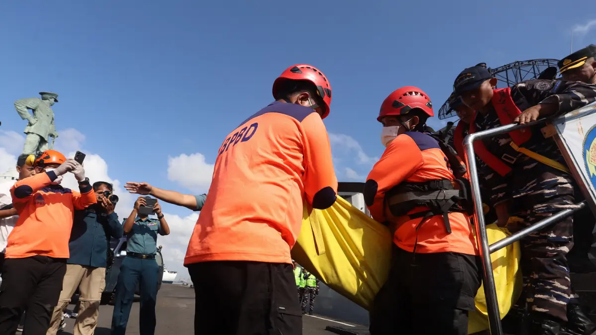 EVAKUASI KORBAN: Tim SAR gabungan mengevakuasi korban tewas kebakaran KMP Mutiara Sentosa 2 di perairan utara Jawa. Hingga Senin (3/8), pencarian masih difokuskan pada dua korban yang belum ditemukan. (JAWA POS)