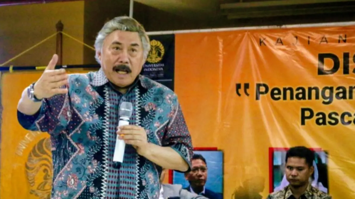 Mantan hakim agung dan pakar hukum Prof Gayus Lumbuun menyampaikan paparan pada diskusi bertajuk "Penanganan Korban Aksi Terorisme Pasca Undang-Undang Nomor 5 Tahun 2018" yang diadakan Kajian Terorisme Universitas Indonesia di Jakarta, Rabu (12/2). (ANTARA/Genta Tenri Mawangi)