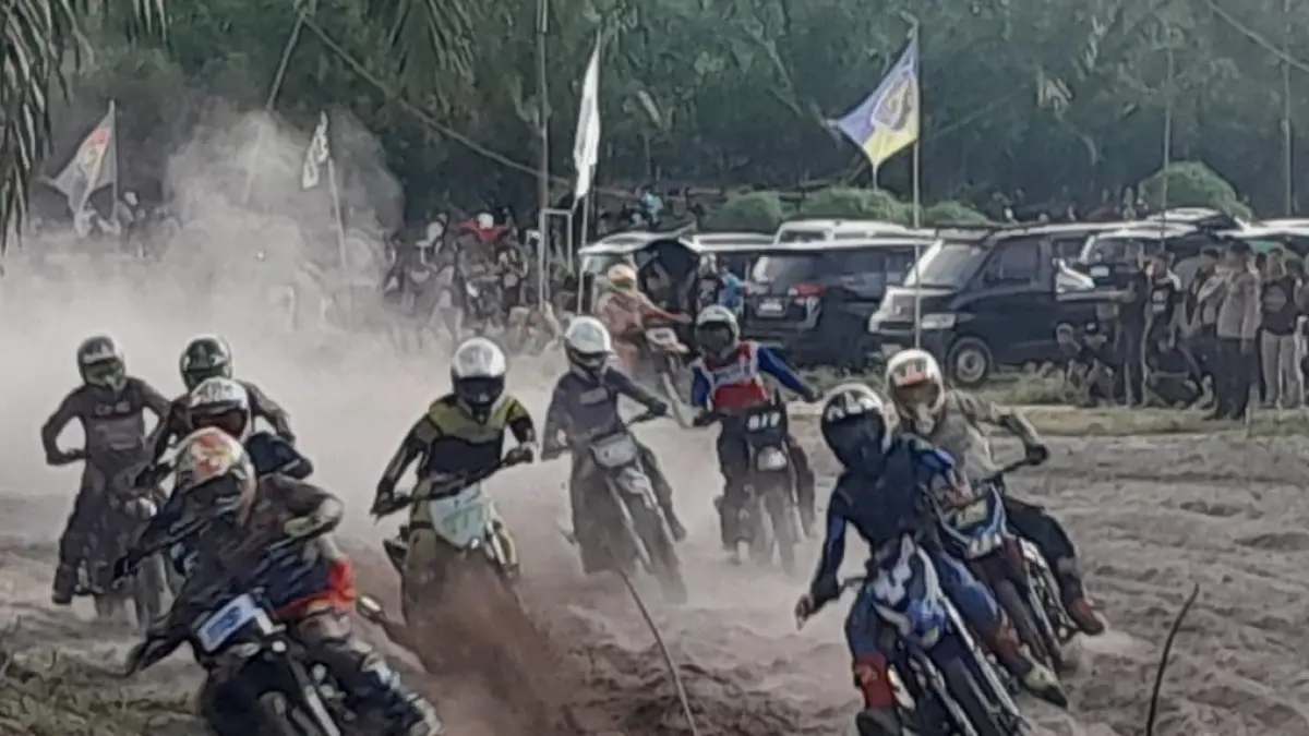 GRASS TRACK: Para crosser dari sejumlah daerah beraksi di sirkuit Sijang, Minggu (2/8).