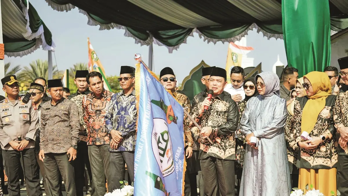 Gubernur Kalbar, Ria Norsan, melepas peserta Pawai Ta