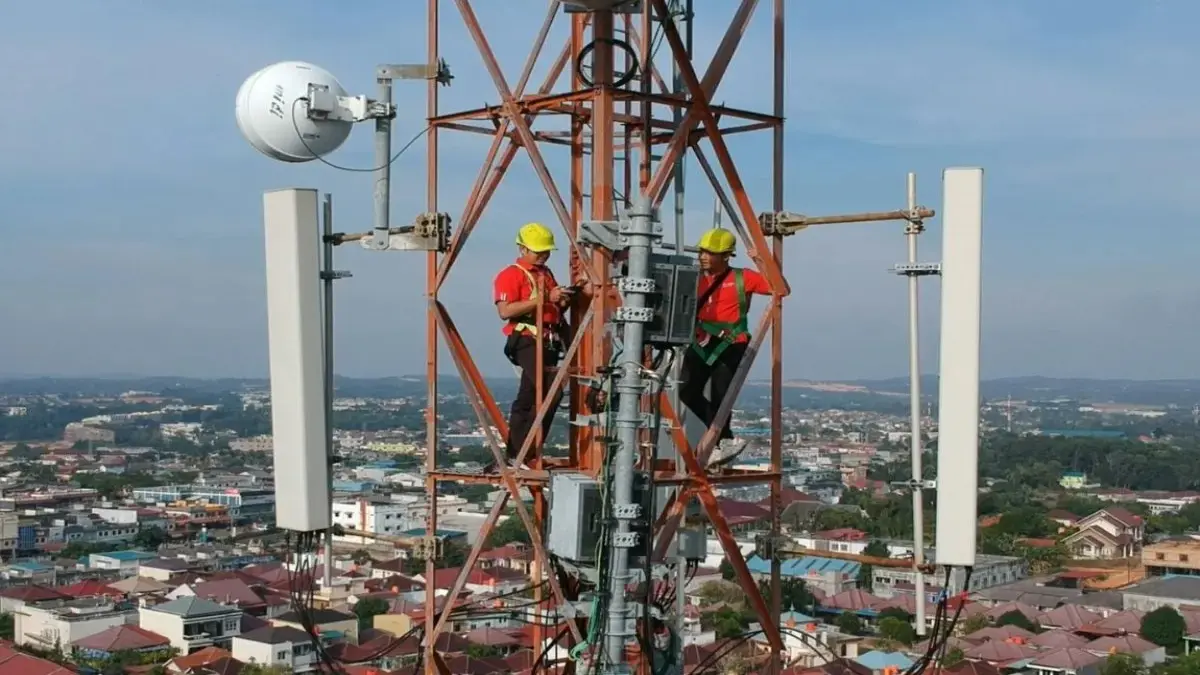 Ilustrasi pekerja melakukan perawatan BTS&nbsp; guna menjaga komunikasi, akses internet, hingga layanan digital.&nbsp;(ANTARA)