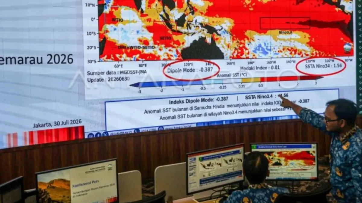 Ilustrasi: Petugas memantau perkembangan analisis anomali suhu muka laut melalui layar monitor di Kantor Pusat Badan Meteorologi, Klimatologi, dan Geofisika (BMKG), Jakarta, Kamis (30/7). (ANTARA FOTO/Darryl Ramadhan/agr)