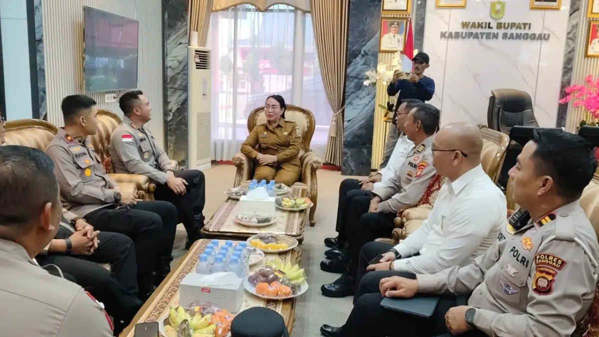 Kapolres Sanggau AKBP Kadek Ary Mahardika, menggelar kunjungan silaturahmi dengan Wakil Bupati Sanggau Susana Herpena di Kantor Wakil Bupati, Senin (3/8). (AGUNG RAJALI SAPUTRA/PONTIANAK POST) 