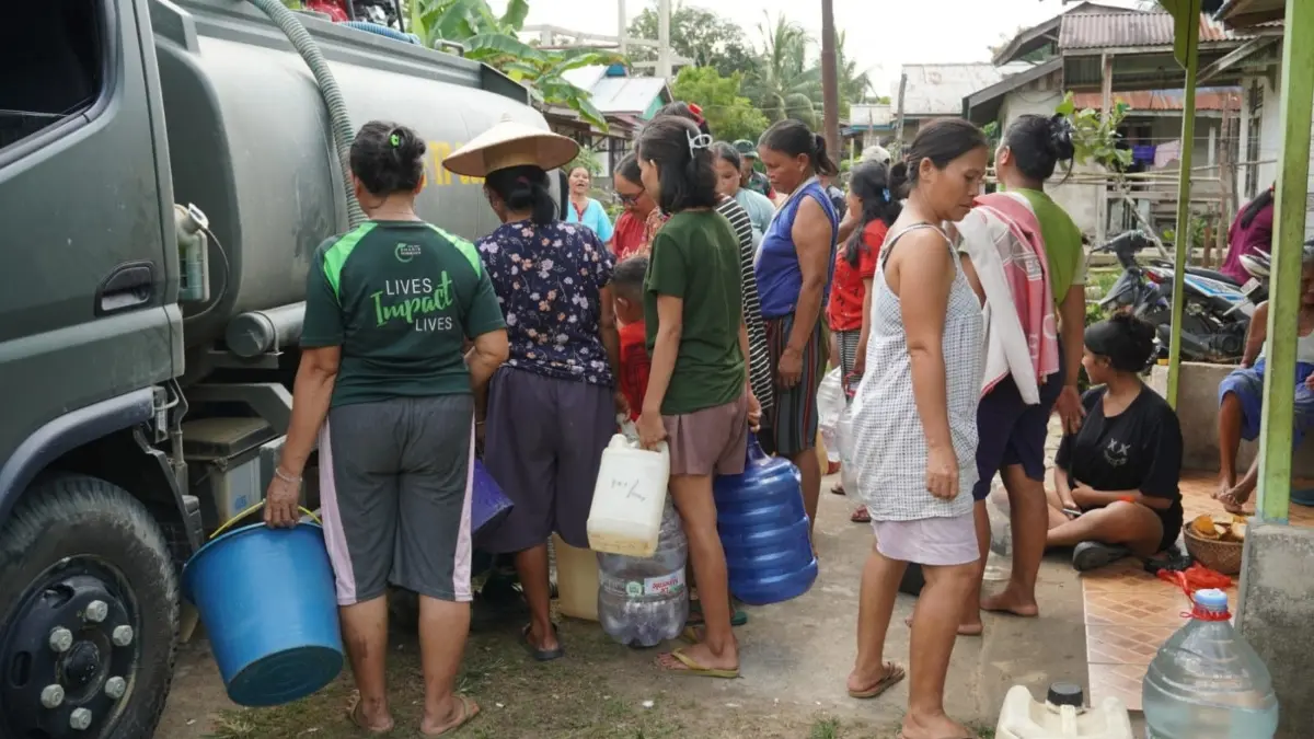 Kasdim 1204/Sanggau Mayor Arm. Dulloh bersama personel TNI menyalurkan air bersih kepada warga Desa Entakai, Kecamatan Kapuas, Kabupaten Sanggau, melalui Program TNI Manunggal Air Bersih, Senin (3/8).&nbsp;(ISTIMEWA)&nbsp;
