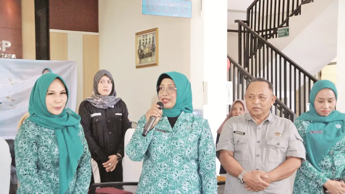 Ketua Tim Penggerak PKK Provinsi Kalbar, Erlina Ria Norsan, meninjau langsung layanan penerbitan Nomor Induk Berusaha (NIB ), aktivasi QRI S, serta fasilitasi sertifikasi halal bagi pelaku UMKM di MPP Kayong Utara, Jumat (1/8/2026). (ADPIM PEMPROV KALBAR)