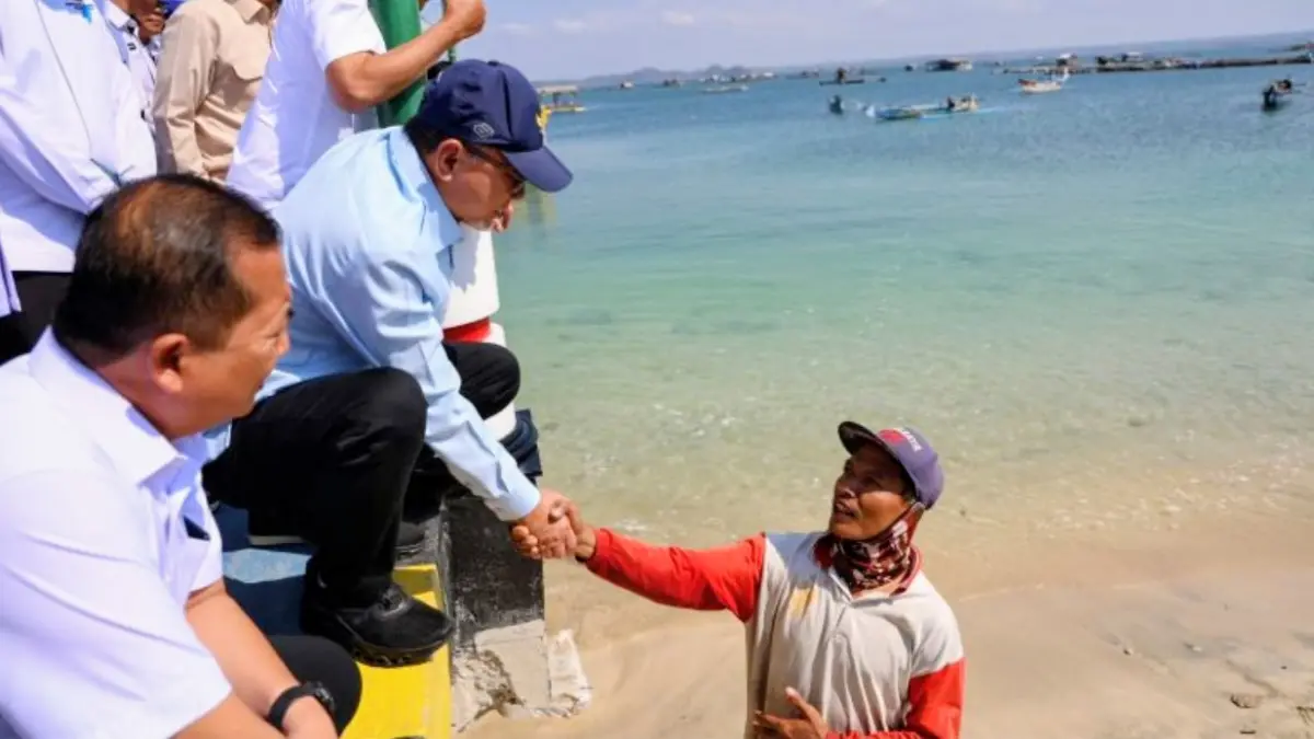 Menteri Koordinator Bidang Pangan Zulkifli Hasan berjabat tangan dengan seorang nelayan saat meninjau Kampung Nelayan Merah Putih (KNMP) di Desa Ekas Buana, Kabupaten Lombok Timur, Nusa Tenggara Barat. (ANTARA/HO-Kementerian Koordinator Bidang Pangan)