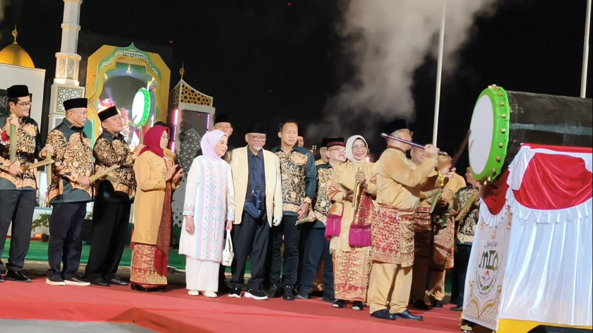 PEMBUKAAN RESMI: Gubernur Kalimantan Barat Ria Norsan didampingi sejumlah pejabat memukul beduk sebagai tanda resmi dibukanya Musabaqah Tilawatil Qur