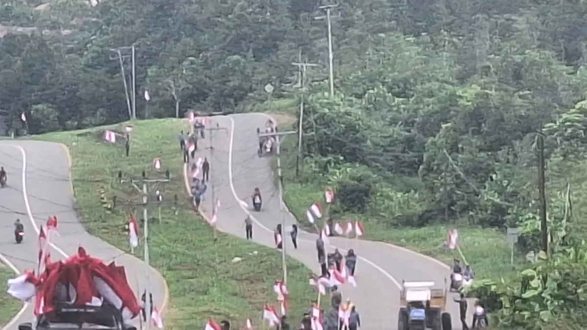 Pemasangan bendera Merah Putih yang dilakukan masyarakat perbatasan di Kecamatan Badau.(ISTIMEWA) 

