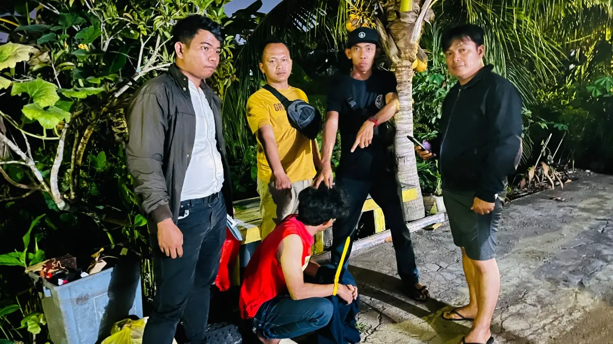 Personel Polsek Rasau Jaya mengamankan pelaku pencurian tower BTS di Sungai Raya pada Senin (3/8). (ISTIMEWA)