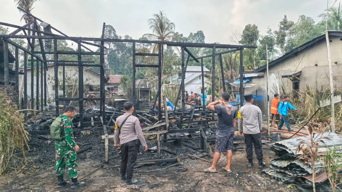 Petugas Polsek Kembayan bersama tim pemadam kebakaran dan warga melakukan pendinginan di lokasi kebakaran rumah di Dusun Semayang, Desa Semayang, Kecamatan Kembayan, Senin (3/8). (ISTIMEWA)&nbsp;