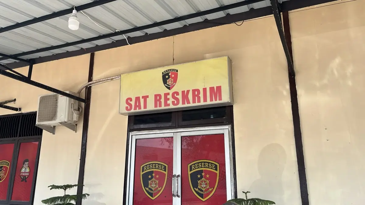 Kantor Satuan Reserse Kriminal (Satreskrim) Polres Sekadau yang menangani kasus dugaan perampasan emas di Desa Sungai Kunyit, Kecamatan Sekadau Hilir. Perkara yang dilaporkan melibatkan dugaan hilangnya sekitar 936,97 gram emas tersebut kini telah ditingkatkan dari tahap penyelidikan ke tahap penyidikan. HUMAS POLRES SEKADAU