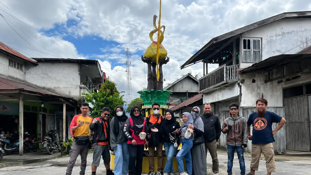 Rainal Bonanza atau Een (Kanan) bersama komunitas Khambec saat menjalani touring bersama.