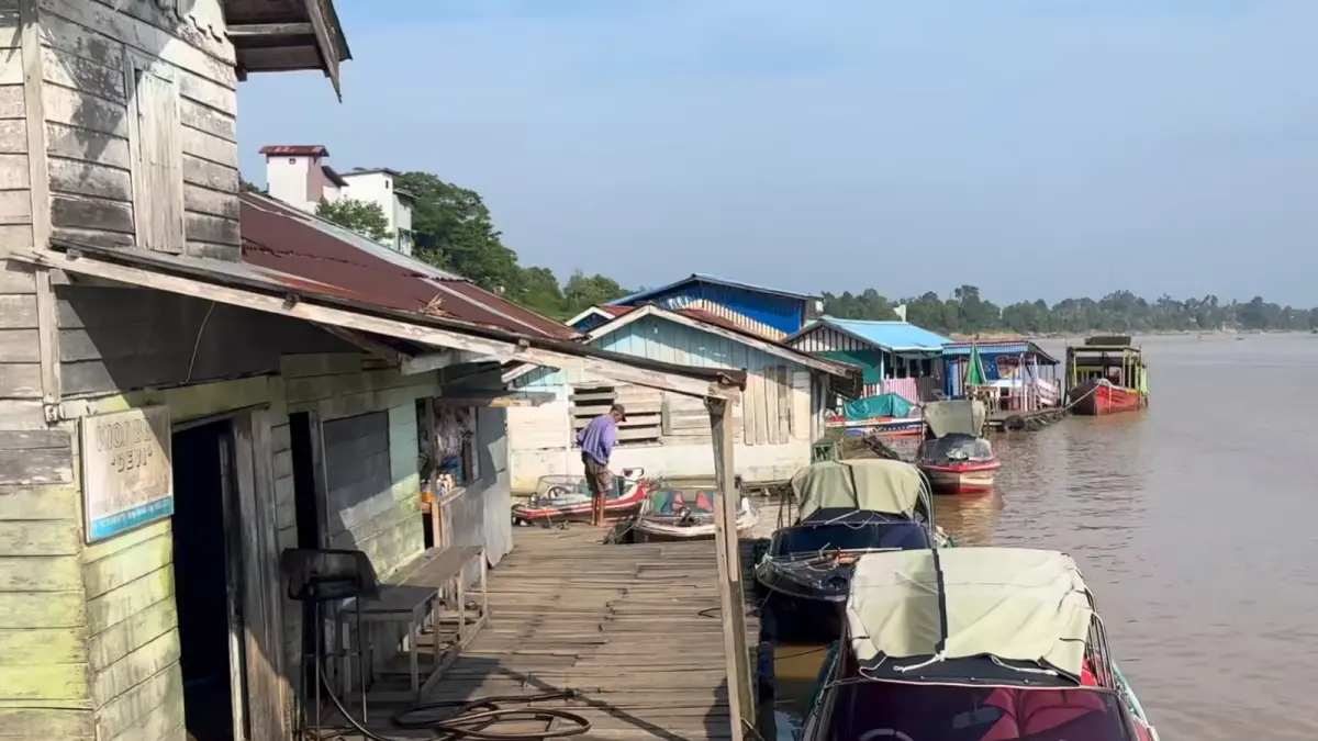 RUMAH LANTING : Potongan video dari kanal  yang menggambarkan suasana dan kondisi rumah lanting di Sungai Melawi Nanga Pinoh   