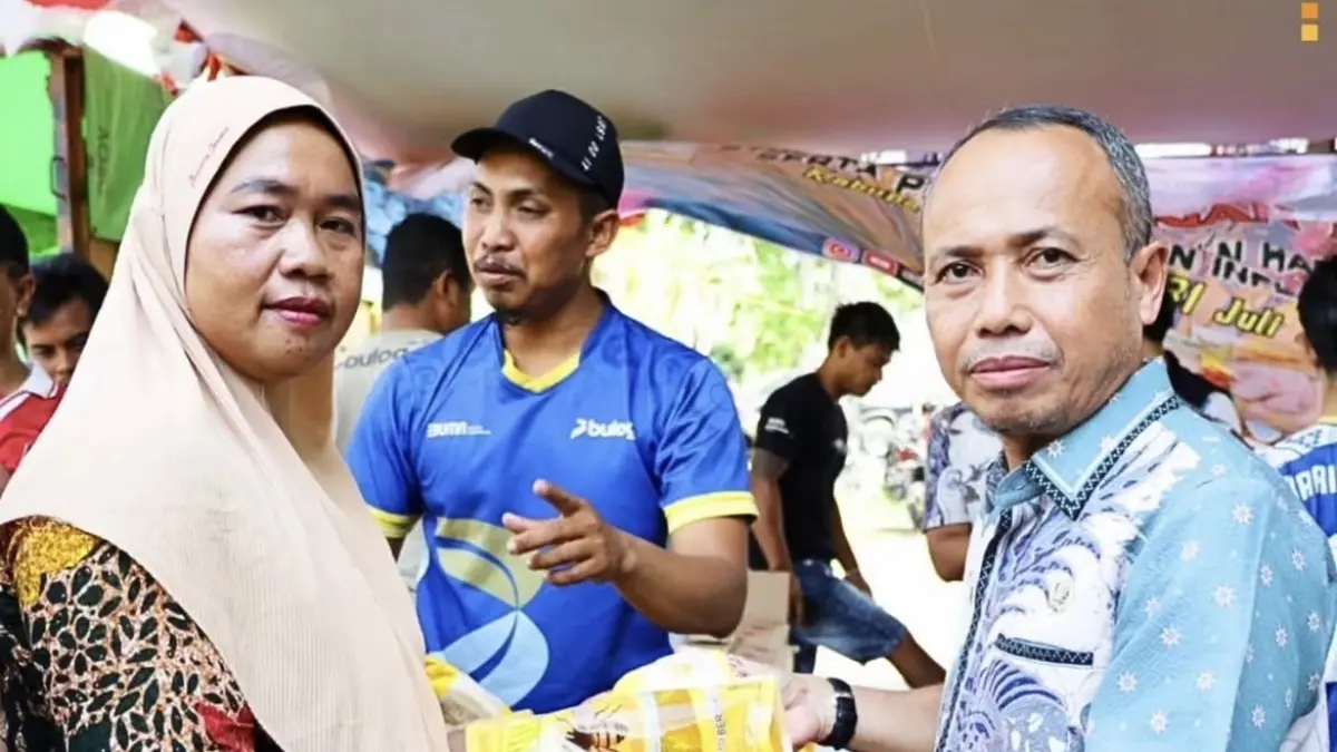 Sekda Ketapang, Repalianto, menyerahkan sejumlah barang kepada warga pada acara Gerakan Pangan Murah (GPM), Jumat (31/7). (ISTIMEWA)

