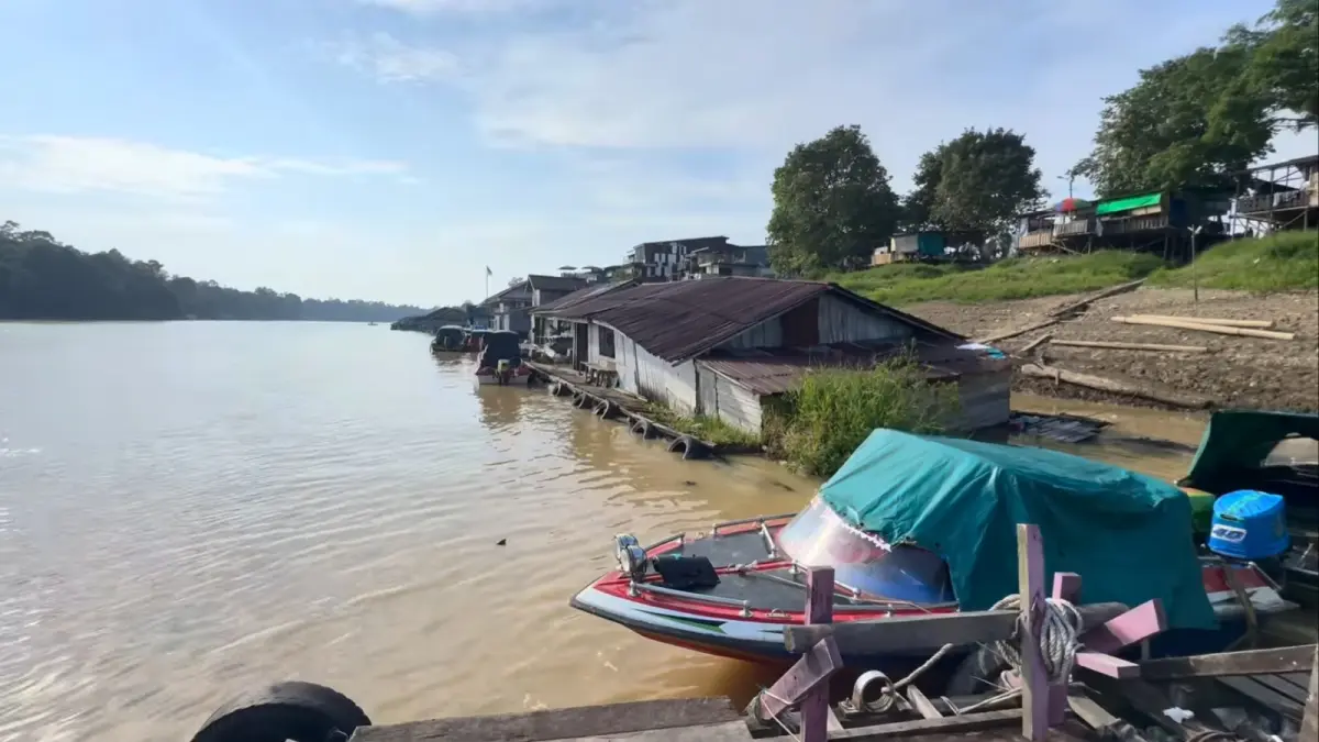 SUNGAI MELAWI : Potongan video dari kanal yang memperlihatkan kondisi terkini Sungai Melawi di Nanga Pinoh.   