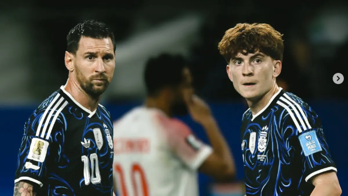 Valentin Barco dan Lionel Messi di Timnas Argentina. Bek kiri berusia 22 tahun ini resmi bergabung dengan Chelsea setelah tampil impresif bersama Strasbourg musim lalu. (IG@colo.barco)