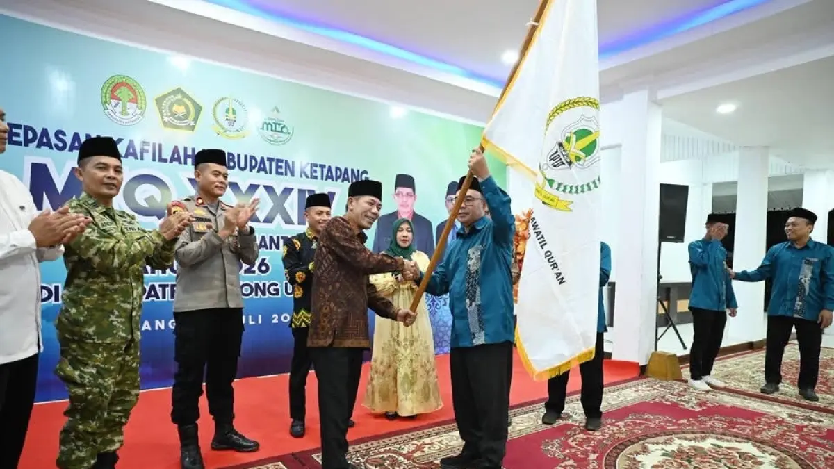 : Wabup Ketapang, Jamhuri Amir, menyerahkan bendera LPTQ kepada Ketua Kafilah Ketapang untuk mengikuti MTQ XXXIV Kalbar di Kayong Utara, Jumat (31/7) malam. (ISTIMEWA)
