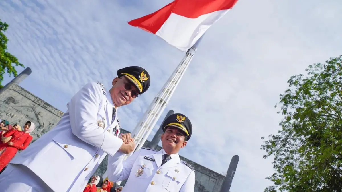 Wali Kota Pontianak Edi Rusdi Kamtono dan Wakilnya Bahasan mengajak warga mengibarkan bendera merah putih sepanjang Agustus. (Prokopim) 