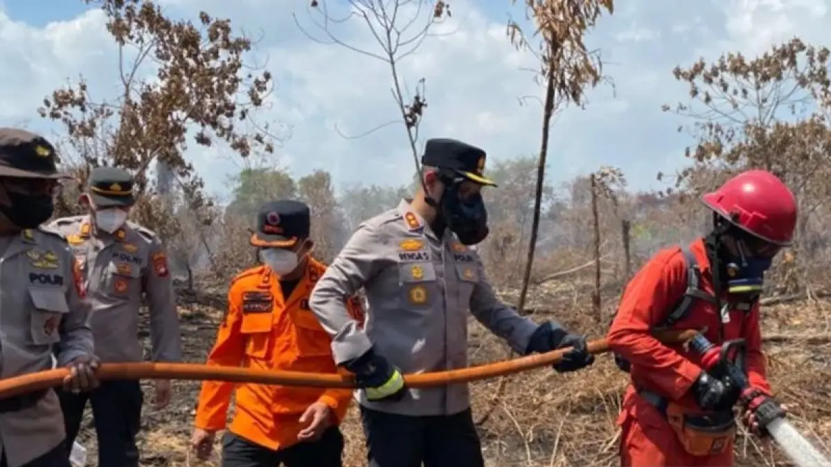 Kapolres Kubu Raya AKBP Rensa S. Aktadivia memimpin patroli terpadu dan pemadaman kebakaran hutan dan lahan (karhutla) di sejumlah titik rawan guna mencegah meluasnya kebakaran selama musim kemarau di Kabupaten Kubu Raya. (ANTARA/Humas Polres Kubu Raya)
