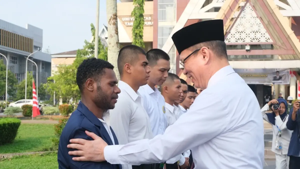 Rektor Universitas Tanjungpura (Untan) Prof. Dr. Garuda Wiko menyalami mahasiswa baru sebagai bentuk penyambutan pada pembukaan PKKMB Tahun Akademik 2026/2027 di Pontianak, Senin (3/8). Momen tersebut menjadi awal perjalanan ribuan mahasiswa untuk mengenal kehidupan kampus dan budaya akademik di Untan. HUMAS UNTAN