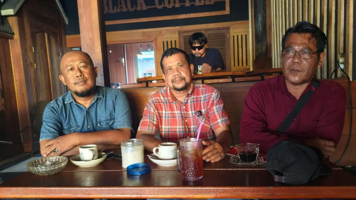 Ketua Harian DPD Partai Golkar Kabupaten Sanggau Abdul Rahim didampingi Wakil Ketua Bidang Media dan Penggalangan Opini Sulaiman memberikan keterangan kepada wartawan terkait rencana pelaksanaan Musyawarah Daerah (Musda) DPD Partai Golkar Kabupaten Sanggau yang dijadwalkan berlangsung pada pertengahan Agustus 2026. (ISTIMEWA)