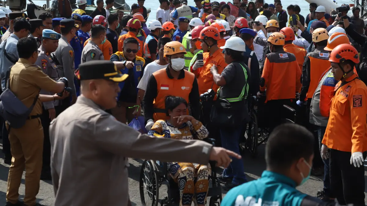 MENANGIS HARU: Penyintas KMP Mutiara Sentosa 2, Adela Astri, tak kuasa menahan tangis setelah kembali bertemu suami dan putranya yang sempat terlepas dari genggamannya saat menyelamatkan diri dengan melompat ke laut ketika kapal terbakar di perairan utara Madura. (PUGUH S/JAWA POS)