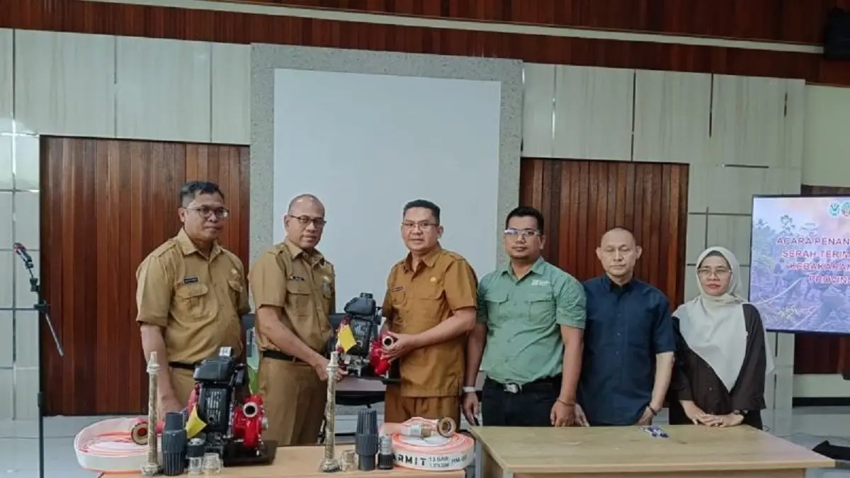 Dinas Lingkungan Hidup dan Kehutanan (DLHK) Provinsi Kalimantan Barat menyerahkan 20 unit mesin pemadam api kepada enam Kesatuan Pengelola Hutan (KPH) untuk memperkuat pencegahan dan penanggulangan kebakaran hutan dan lahan (karhutla). (ANTARA/Rendra Oxtora)